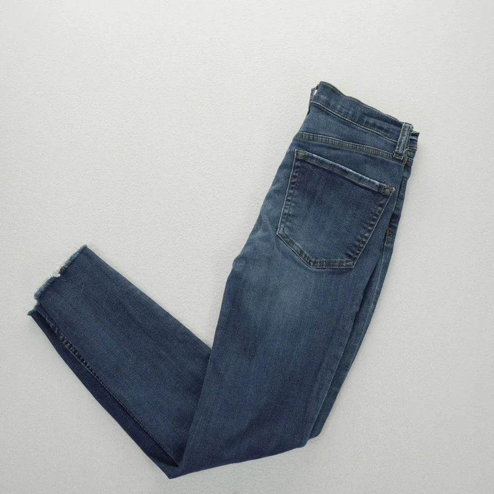 Free People Distressed Skinny Jeans Blue Medium Wash Knee Rip Raw Hem Size 27‎